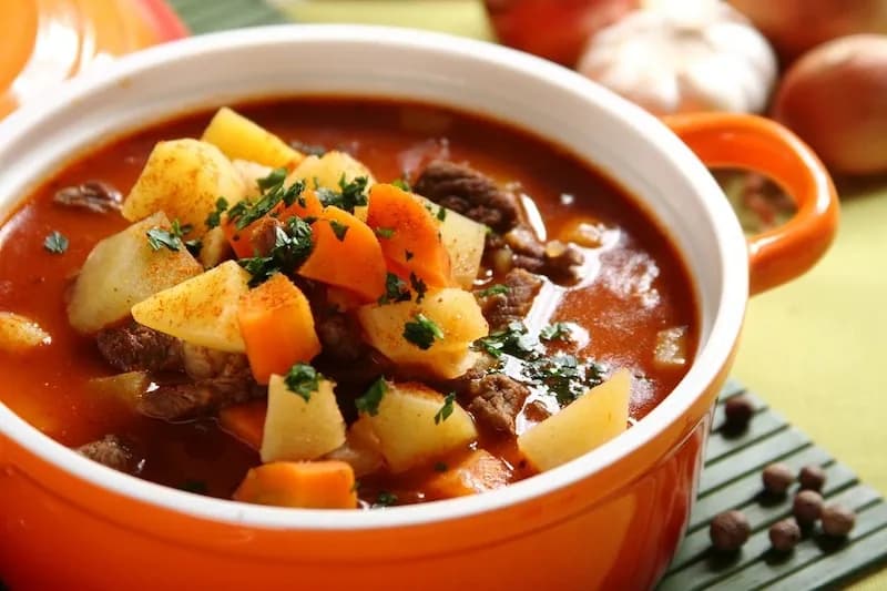 Przepis na Zupę Gulaszową: Krok po Kroku do Perfekcji