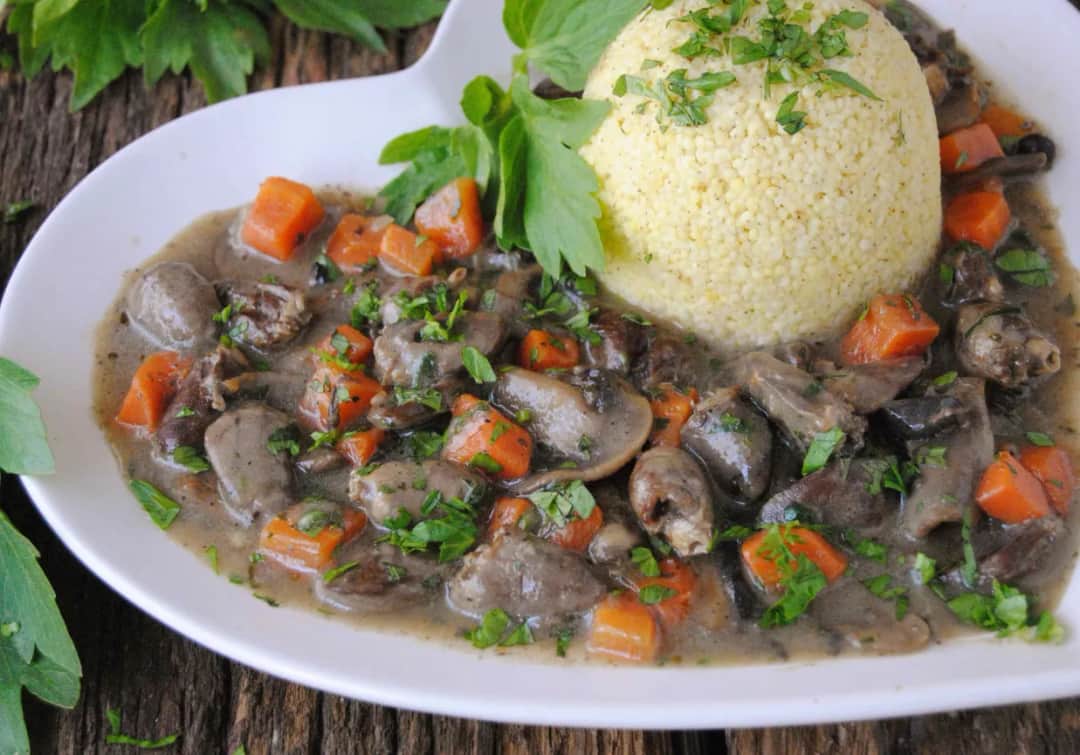 Gulasz z serc drobiowych Joli: prosty przepis krok po kroku