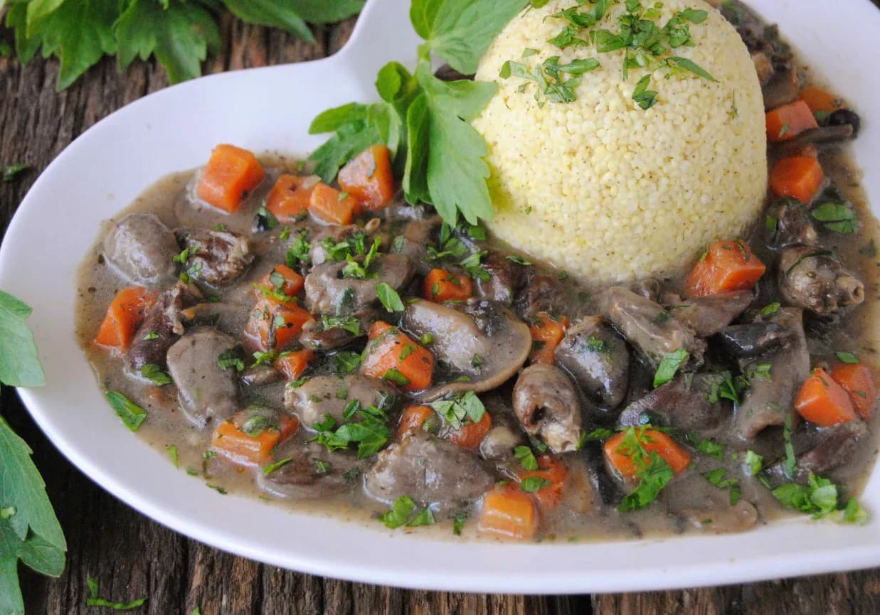 Gulasz z serc drobiowych Joli: prosty przepis krok po kroku