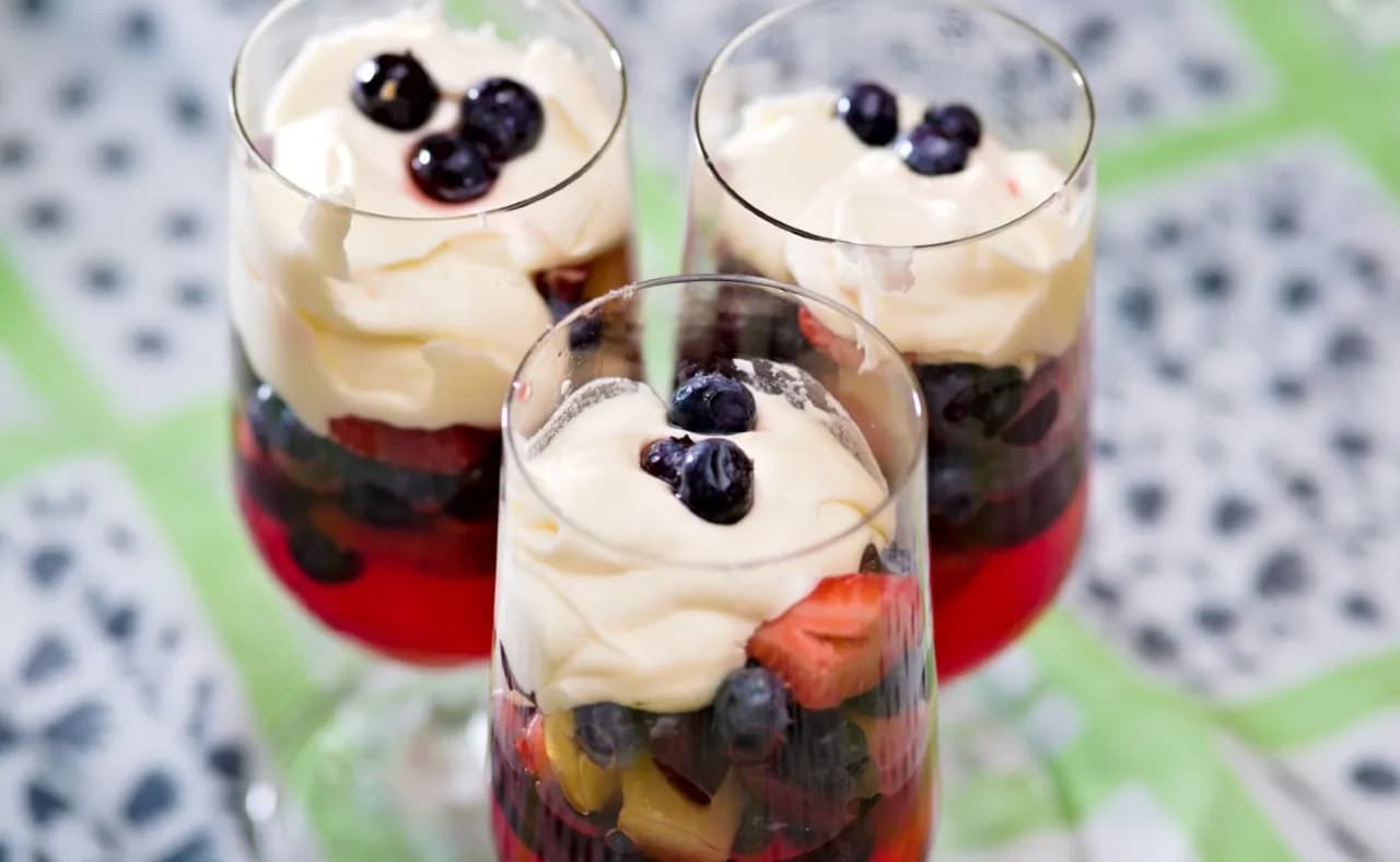 Jak usztywnić bitą śmietanę galaretką? Stabilny krem krok po kroku