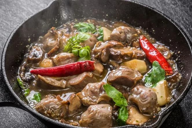 Miękki gulasz z żołądków drobiowych: Sprawdzony przepis krok po kroku