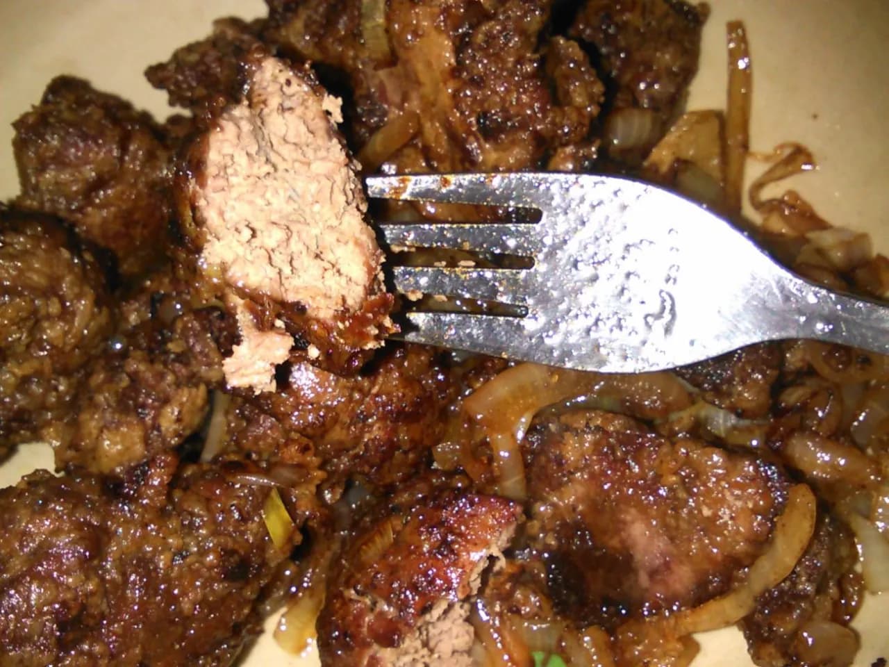 Idealna wątróbka z cebulą: Miękka, soczysta i bez goryczki!