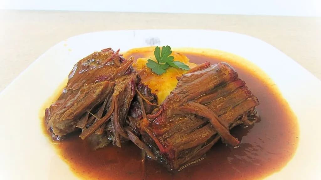 Soczysta wołowina z piekarnika: Sprawdzony przepis na idealną pieczeń