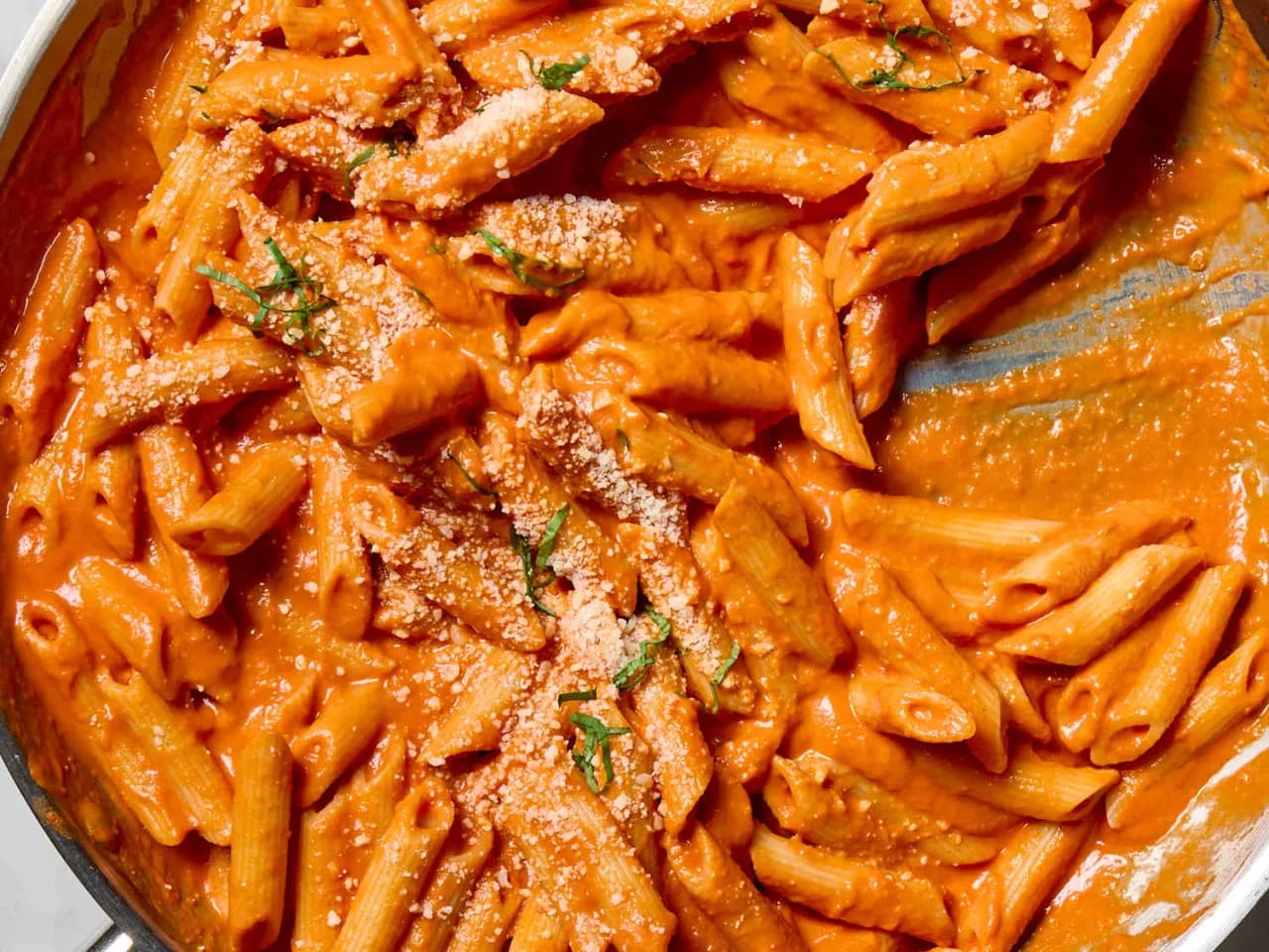 Penne alla Vodka: Przepis, historia i sekrety kultowego sosu