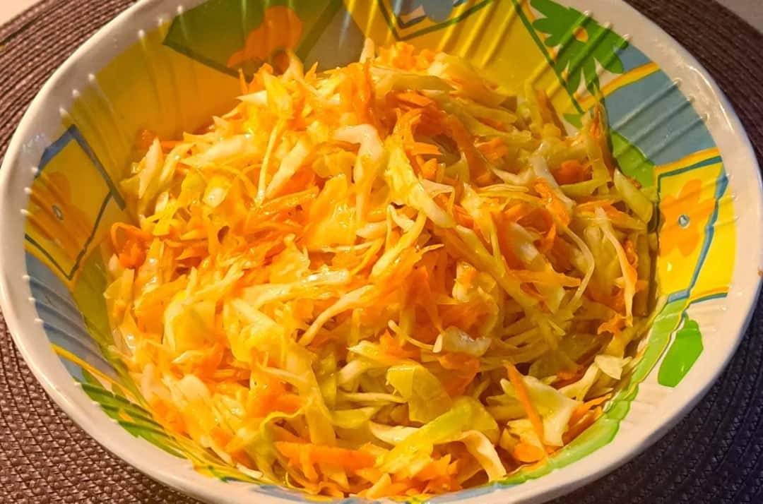 Sekretna surówka z białej kapusty jak w restauracji przepis krok po kroku