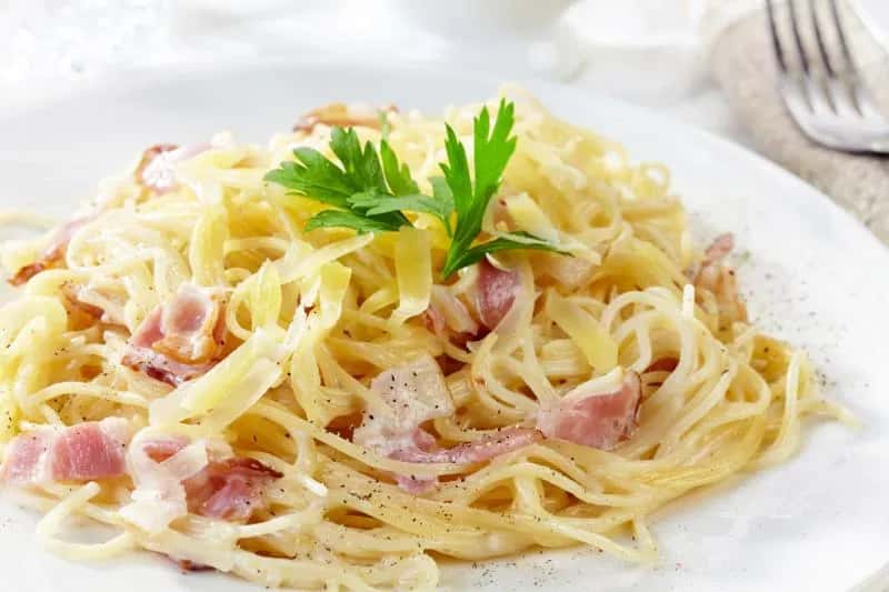 Ile kalorii ma Carbonara? Sprawdź kalorie i przepisy fit